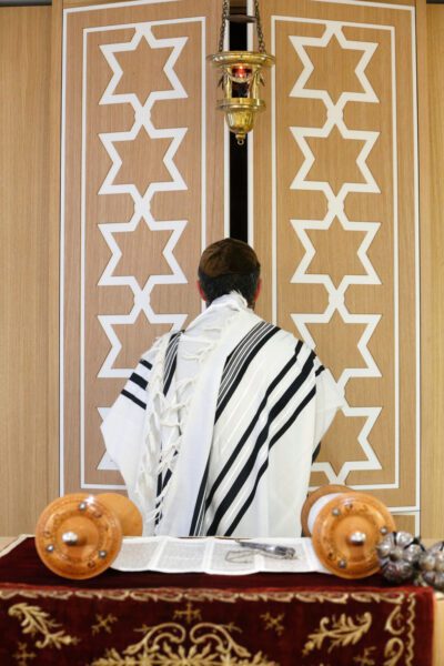 A rabbi facing the Torah Ark